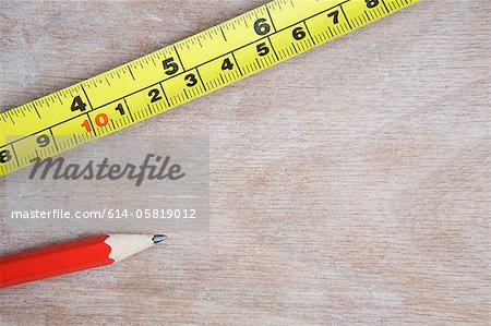 Maßband und Bleistift
