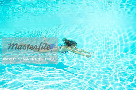 Femme en bikini, nager dans la piscine