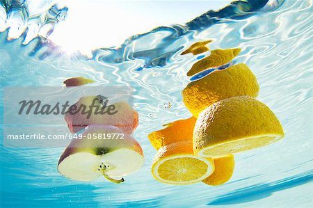 Fruits flottant dans la piscine