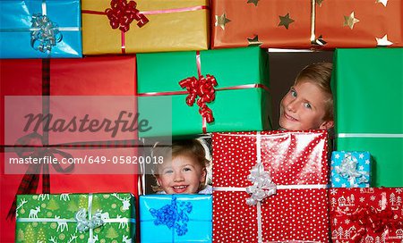 Enfants souriants au fort de cadeau de Noël