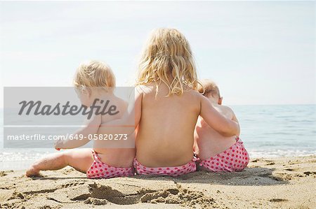 Enfants en bas de bikini de contrepartie