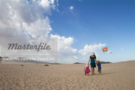 Famille marcher ensemble sur la plage