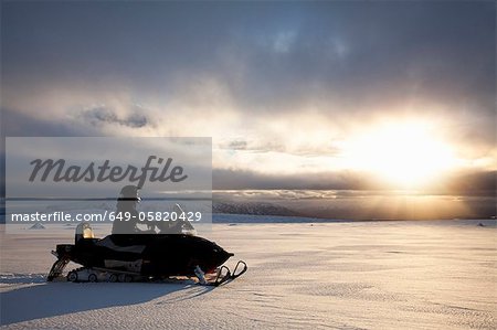 Mann Schneemobil fahren schneebedecktes Feld