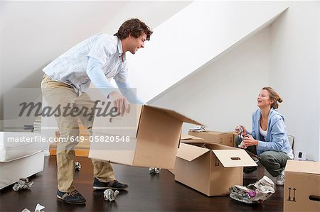 Couple déballage des boîtes en carton