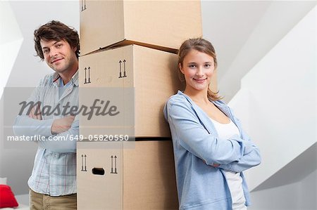 Couple avec pile de boîtes en carton