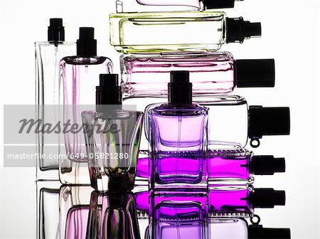 Gros plan de flacons de parfum