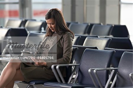 Femme d'affaires à l'aide de Tablet PC dans l'aéroport