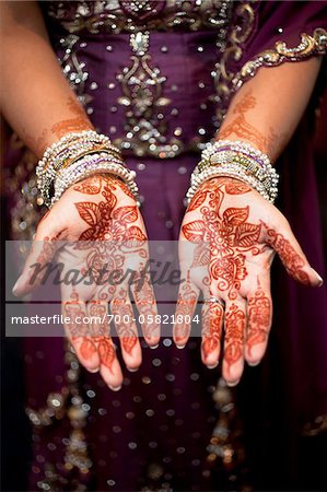 Mariée avec du henné sur les mains Mariée avec du henné sur les mains