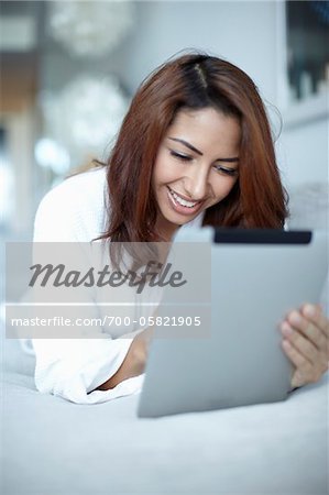 Femme avec Tablet PC
