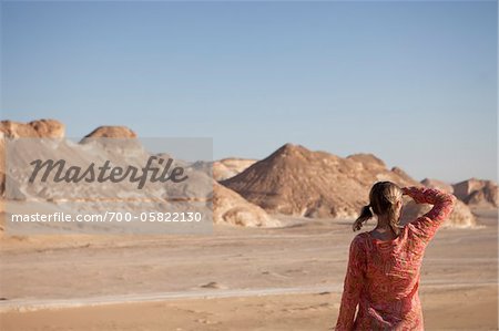 Femme regardant au loin, le désert noir, Égypte