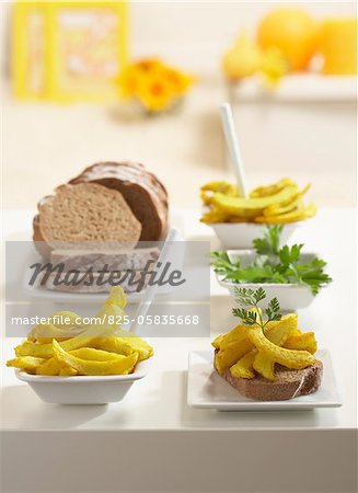 Pan-fried artichoke bases with saffron on sliced bread