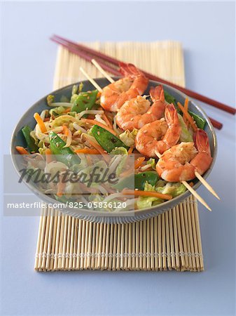 Shrimp brochettes with vegetables