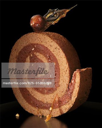 Gâteau roulé de morceau de chocolat et aux noisettes