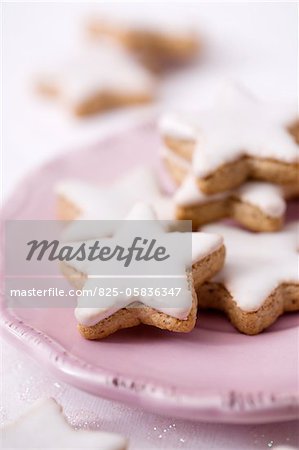 Sablés en forme d'étoile avec glaçage Sablés en forme d'étoile avec glaçage