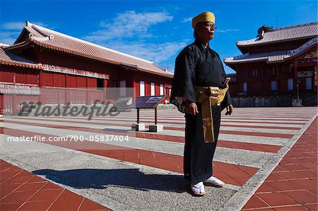 Man das tragen traditioneller Kleidung, Schloß Shuri, Naha, Okinawa, Japan