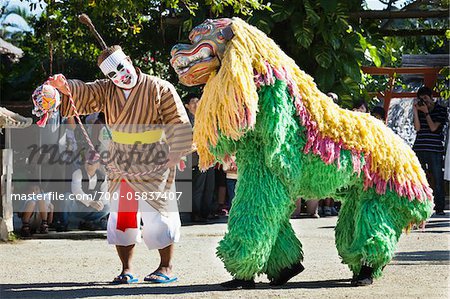 Artistes interprètes ou exécutants à Ryukyu Mura, Onna, Okinawa, îles de Ryukyu, Japon