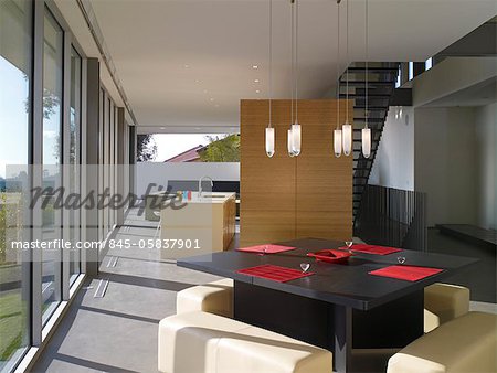 Offenes Esszimmer mit freistehenden Küche in Briarcrest House, Beverly Hills, Kalifornien, USA. Architekten: SPF Architects