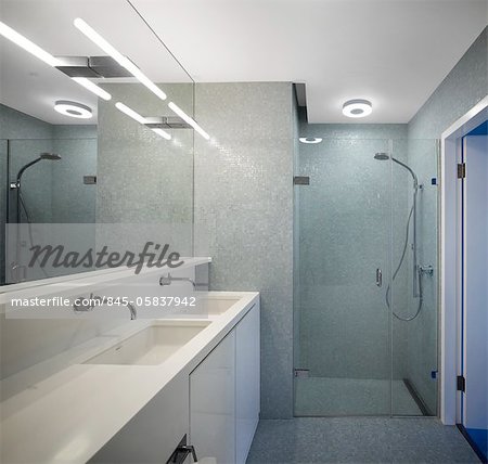 Lavage en miroir du bassin et cabine de douche dans l'appartement de Londres, Paul Archer Design, Courtfield Gdns, Londres, Royaume-Uni. Architectes : Paul Archer Design