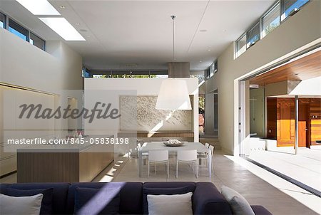 Open plan dining area and kitchen in Menlo Park Residence, California, USA. Architects: Dumican Mosey Architects