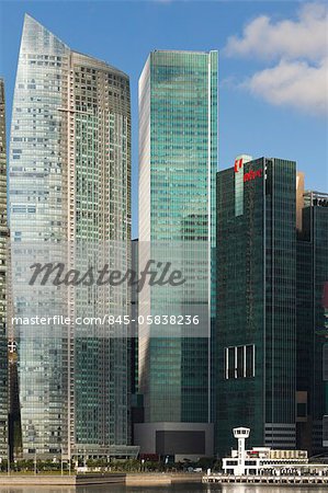 Das ein Raffles Quay-Bürogebäude in der Innenstadt zentralen Geschäftsviertel Singapurs wurde 2006 fertiggestellt. Die Segel @ Marina Bay von NBBJ ist auf der linken Seite. Architekten: Kohn Pedersen Fox und 61