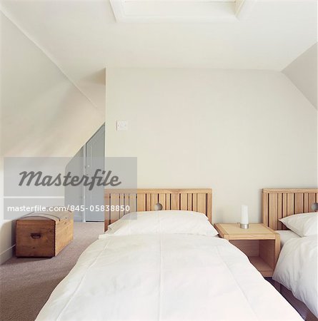 Paar hölzerne Einzelbetten im modernen weiße Schlafzimmer
