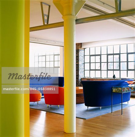 Blaue und rote Sitzecke in modernen öffnen Plan Zimmer, Harper Mackay Architekten