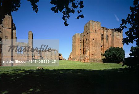 Kenilworth Castle. Innenhof mit Leicesters Gebäude auf der linken Seite und der normannische Keep auf der rechten Seite.