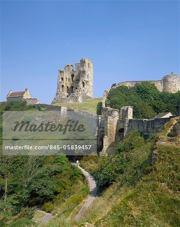 Scarborough Castle. Der Bergfried aus dem Barbican.