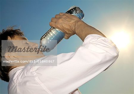 Homme à boire à l'extérieur de la bouteille d'eau
