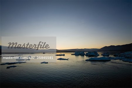 Islande, lagon glaciaire Jokulsarlon au crépuscule