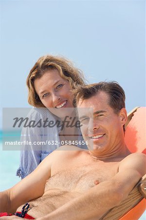 Couple de passer du temps à la plage, portrait