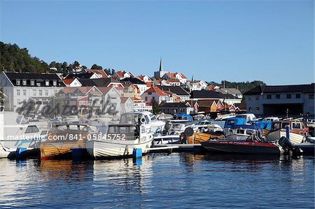 Bateaux locaux entassés dans le port à Kragero, Norvège du Sud, Scandinavie, Europe