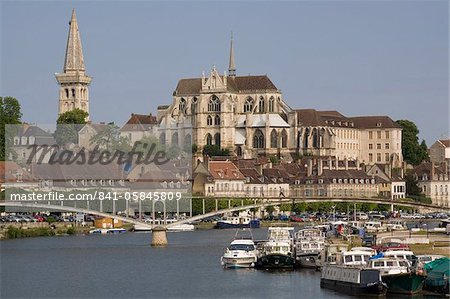 Église St. Germain et la rivière Yonne, Auxerre, Bordeaux, France, Europe