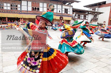 Spectacle traditionnel chapeau noir de moines dansent au Wangdue Phodrang Tsechu, Wangdue Phodrang Dzong, Wangdue Phodrang (Wangdi), Bhoutan, Asie
