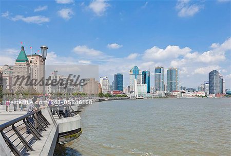 Le Bund Colonial bâtiments et la ligne d'horizon, la rivière Huangpu, Shanghai, Chine, Asie