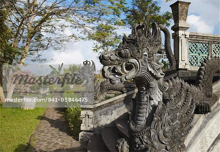 Pont à Taman Tirta Gangga (Palais de l'eau), Tirta Gangga, Bali, Indonésie, Asie du sud-est, Asie