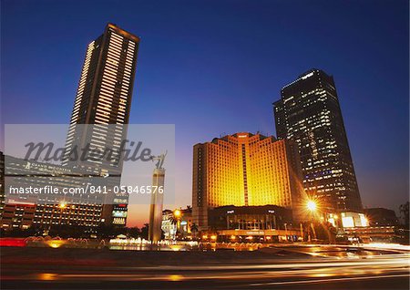 Monument de bienvenue et l'hôtel Grand Hyatt au crépuscule, Jakarta, Java, Indonésie, Asie du sud-est, Asie