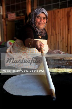 Eine lokale Frau machen Gozleme, ein traditionelles Gericht Anatolian, an eine Straße stand in der Nähe von Geikbayiri, Anatolien, Türkei, Kleinasien, Eurasien