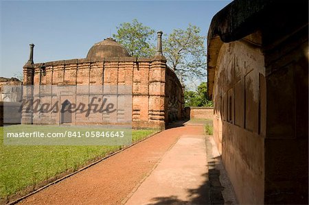 Mittelalterliche roten Ziegel Qadam Rasul-Moschee aus dem 1531 und Fath Kahns Grab, Gaur, West Bengal, Indien, Asien