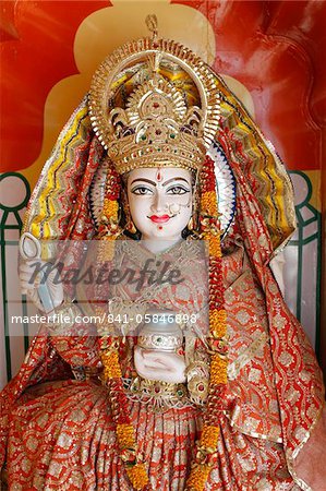 Statue de la déesse hindoue les dons alimentaires Annapurna (Parvati), temple de Lakshman, Rishikesh, Uttarakhand, Inde, Asie