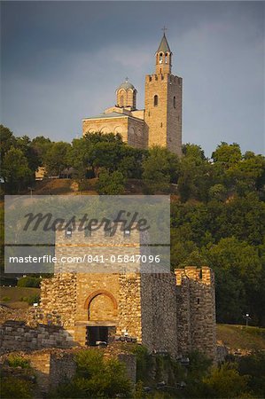 Entrée principale de l'église du Sauveur béni, patriarcale complexe sous le ciel orageux, forteresse de Tsarevets, Veliko Tarnovo, Bulgarie, Europe