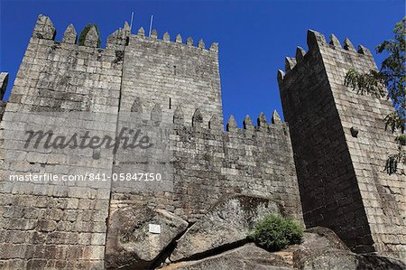 Die Mauern der Burg (Castelo de Guimaraes) mit Blick auf das Stadt Guimarães, Minho, Portugal, Europa