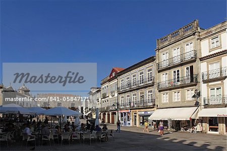 La place principale (Praca da Republica), avec des cafés de la rue et les bâtiments de l'azulejo vêtu, Viana do Castelo, Minho, Portugal, Europe