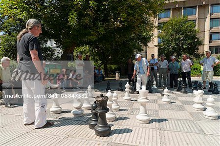 Gens du pays jouant le jeu d'échecs géant, Sarajevo, Bosnie-Herzégovine, Europe