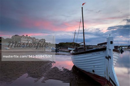 Un coucher de soleil summmer à Burnham Overy Staithe, Norfolk, Angleterre, Royaume-Uni, Europe