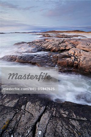 Ein schöner Abend auf der Ardnarmurchan Halbinsel mit Blick auf den kleinen Inseln von Sanna Bay, Argyll, Schottland, Großbritannien, Europa