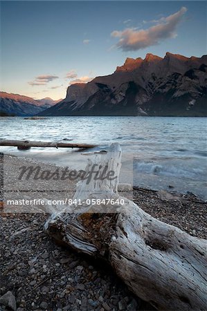 Lumière de belle soirée au lac Minnewanka, Parc National Banff, l'UNESCO World Heritage Site, montagnes Rocheuses, en Alberta, Canada, Amérique du Nord