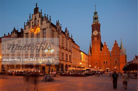 Town hall at dusk, Rynek (Old Town Square), Wroclaw, Silesia, Poland, Europe