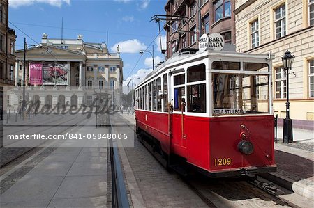 Tramway de la ville et l'opéra, Old Town, Wroclaw, Silésie, Pologne, Europe Tramway de la ville et l'opéra, Old Town, Wroclaw, Silésie, Pologne, Europe