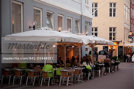 Café de la ville au crépuscule, Copenhague, Danemark, Scandinavie, Europe